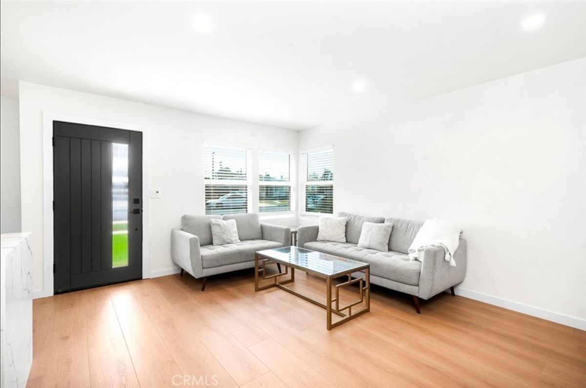 765 E Silva St - Photo 4 of 15