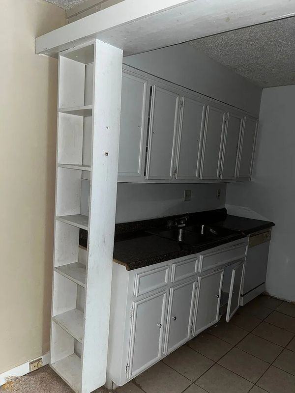 1505 Camelot Dr - Photo 4 of 15