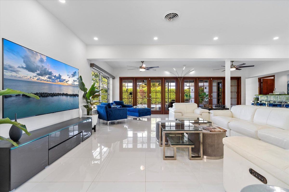 440 N Rainbow Dr - Photo 2 of 20