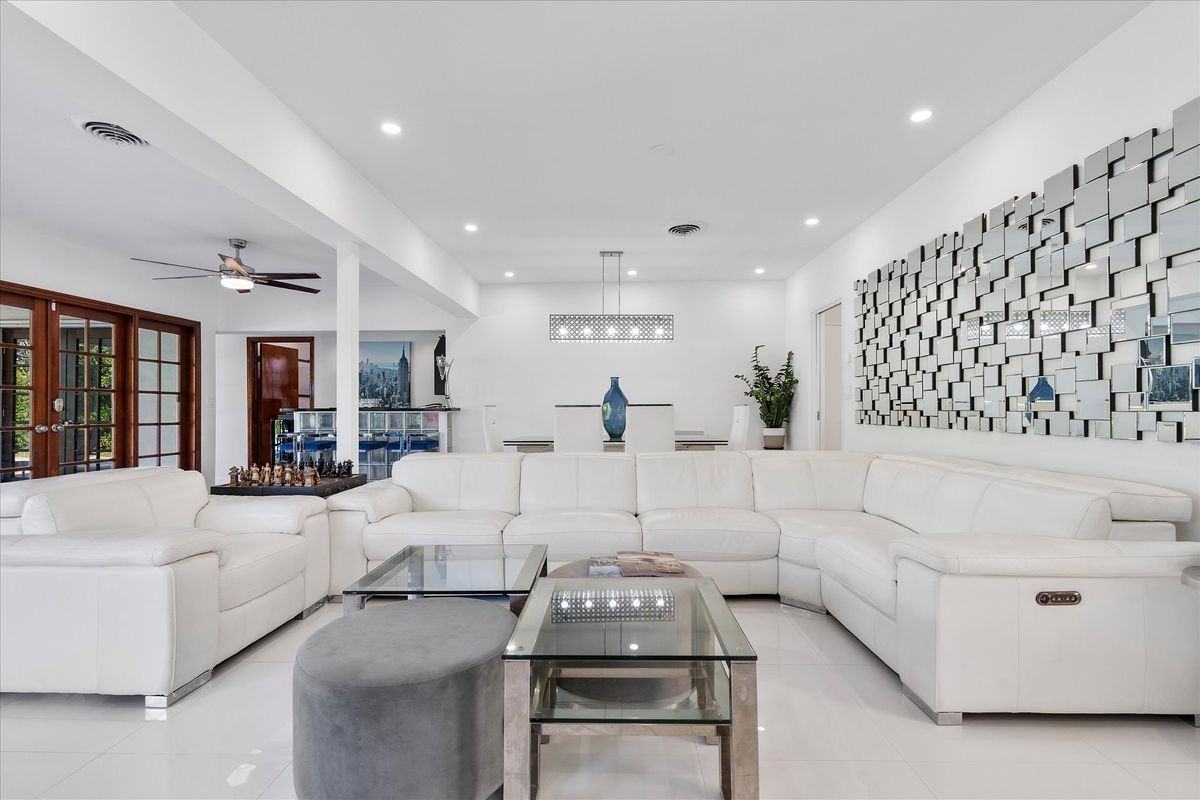 440 N Rainbow Dr - Photo 3 of 20