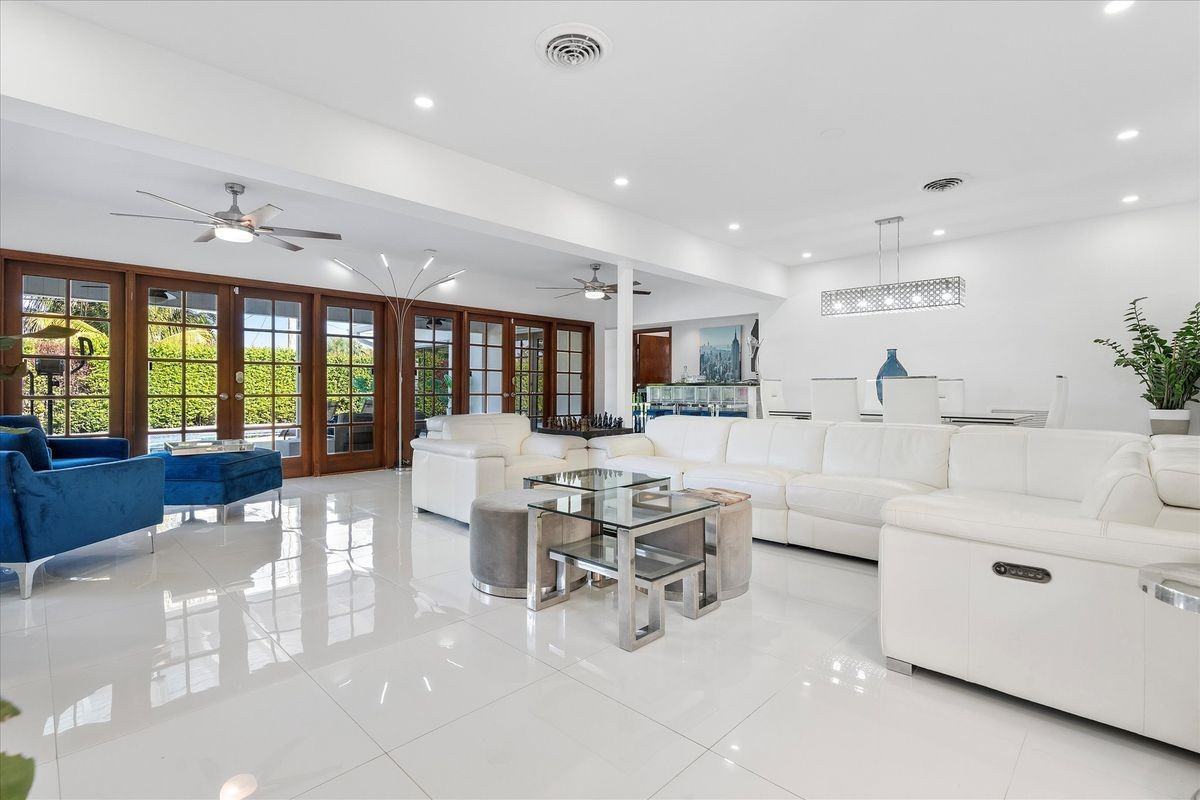 440 N Rainbow Dr - Photo 4 of 20