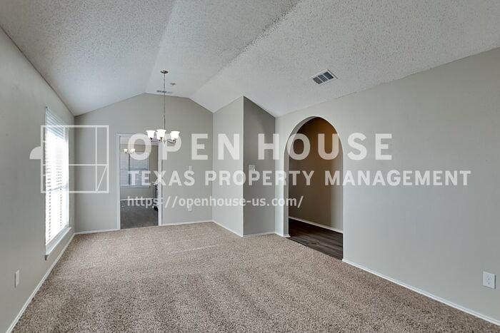 1210 Trenton Ln - Photo 4 of 21