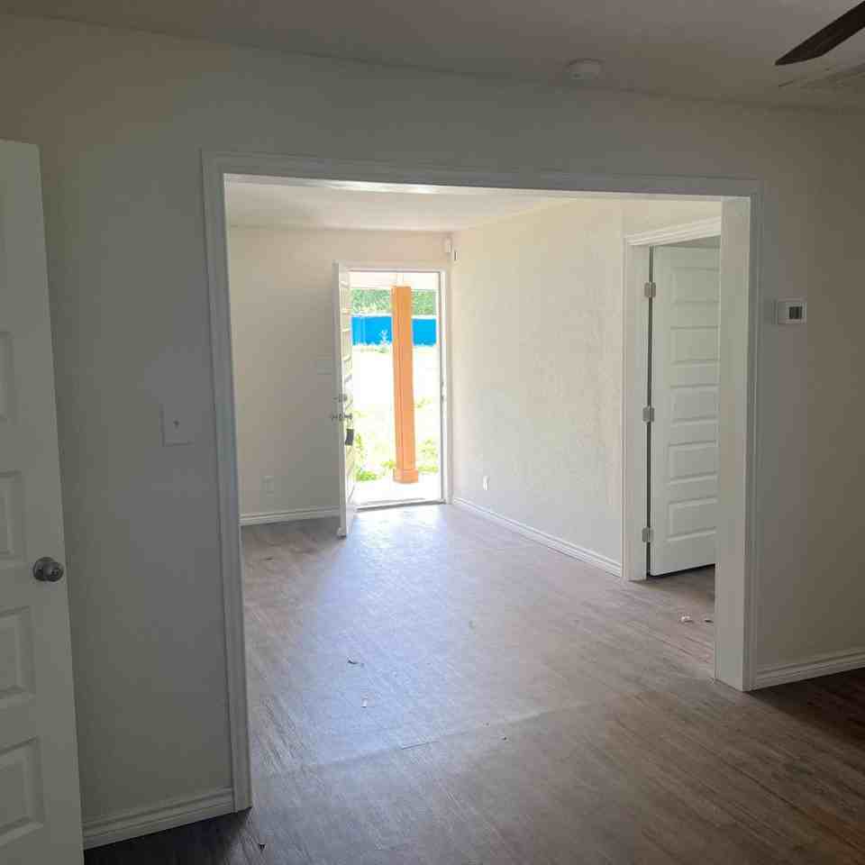 302 S Rusk St #1 - Photo 5 of 10