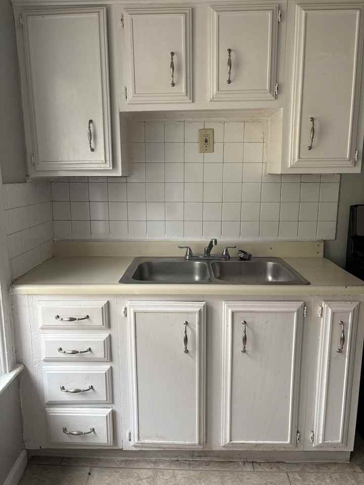 130 130 Parkdale AvenueUnit 3 (Upper Back)