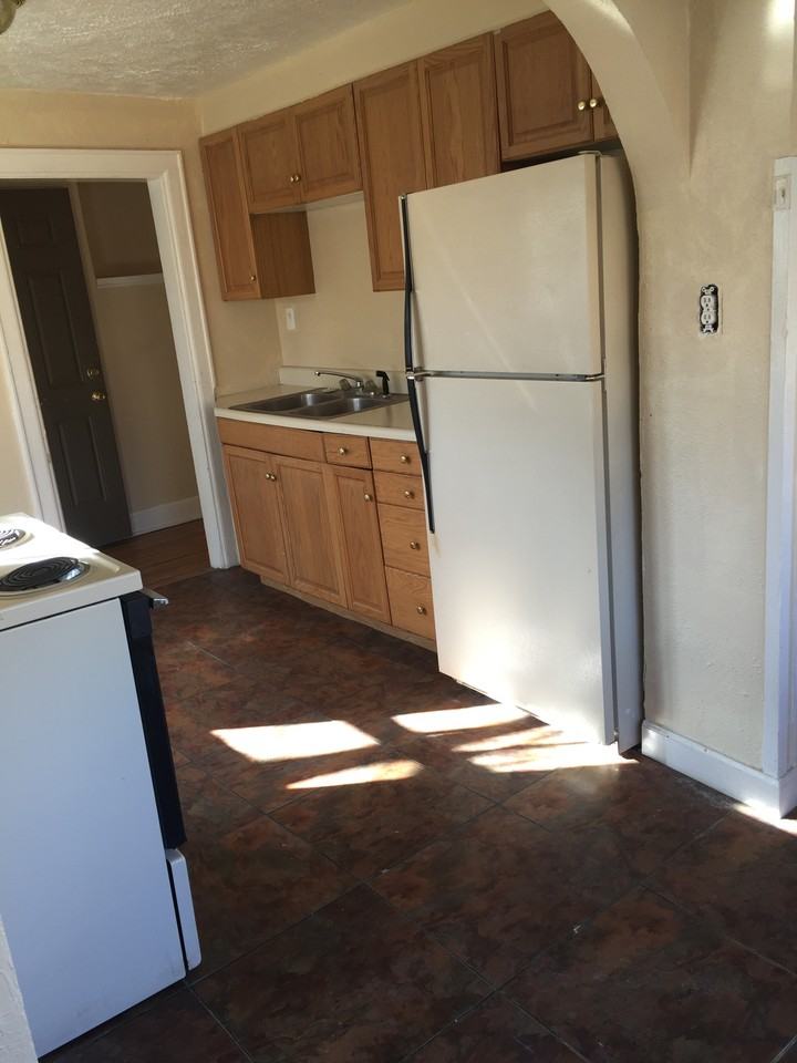 1024 1/2 6th St #1-2 - Photo 5 of 9