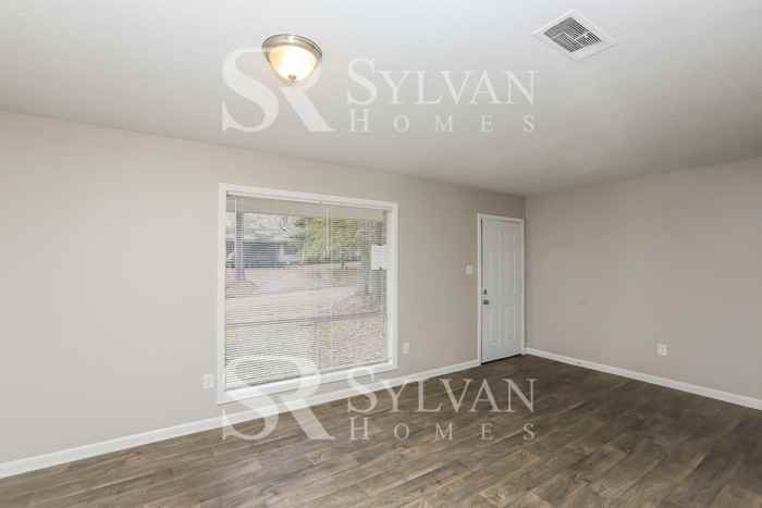 3156 Fleetwood Dr - Photo 3 of 16