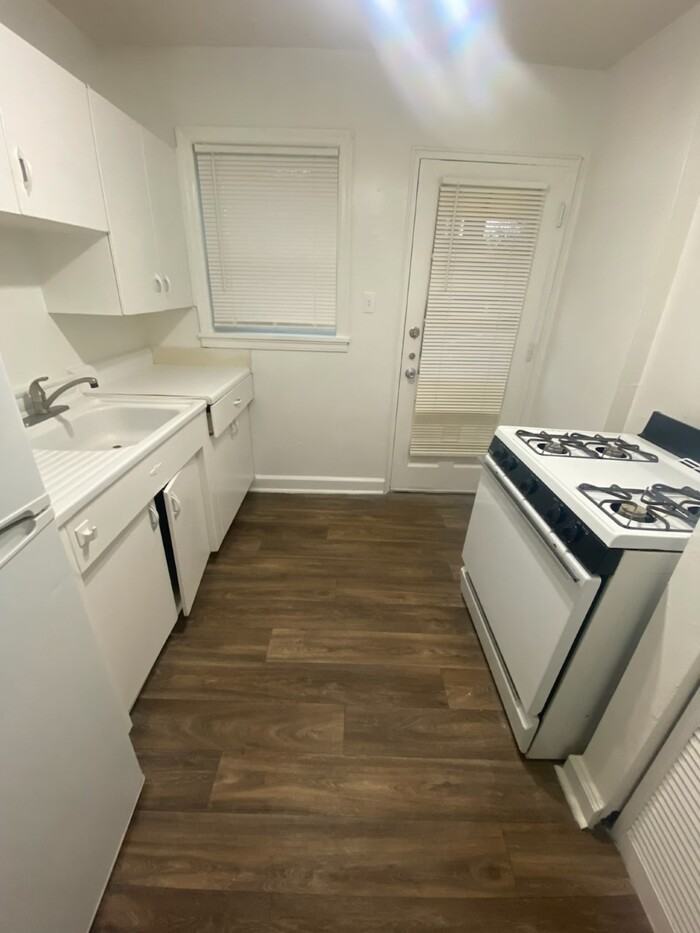 601 Seminole Ave Ne #A - Photo 3 of 4