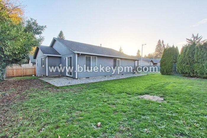 3104 Ne 54th St - Photo 3 of 13