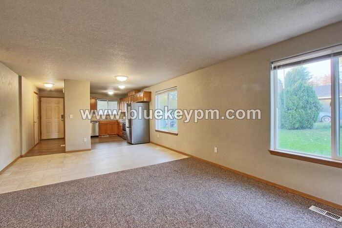 3104 Ne 54th St - Photo 5 of 13