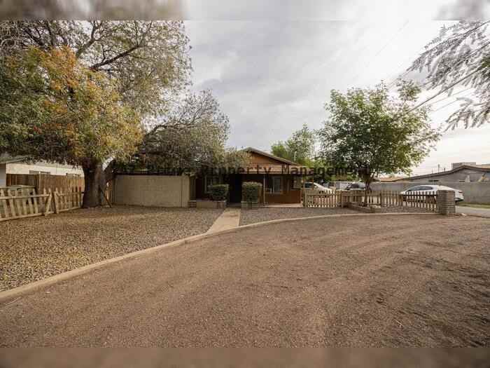 7513 N 61st Ave - Photo 3 of 23