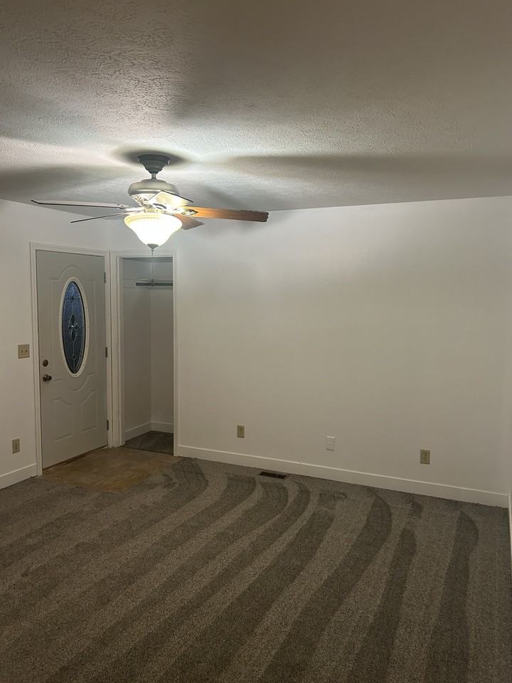 1018 Avenue B St #1018 - Photo 4 of 10