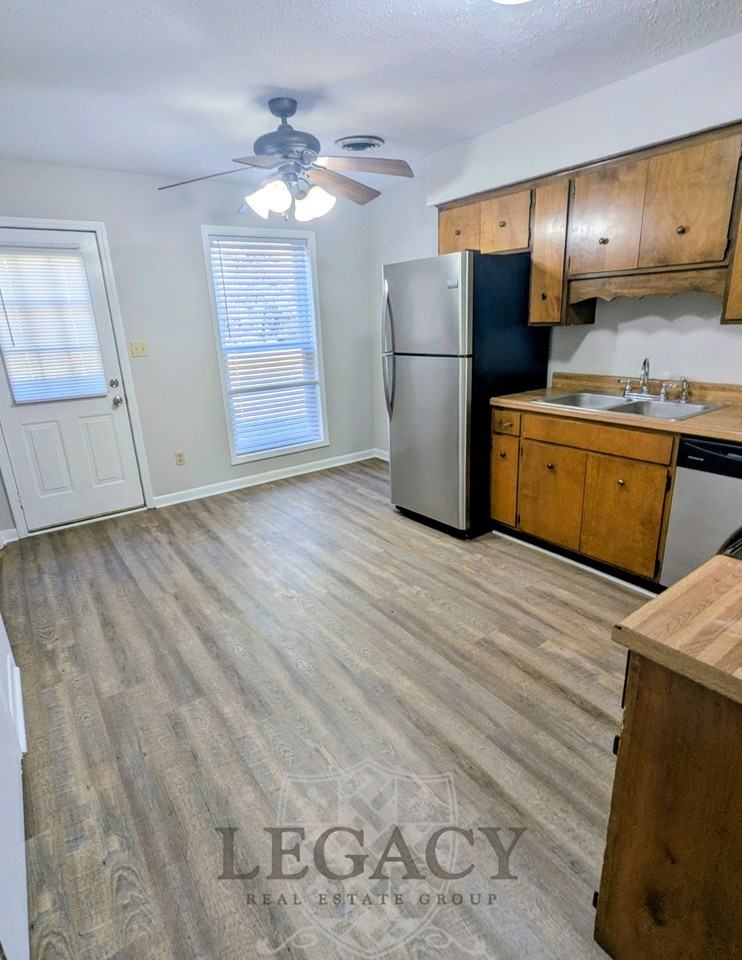 1034 Brookview Dr #14D - Photo 3 of 9