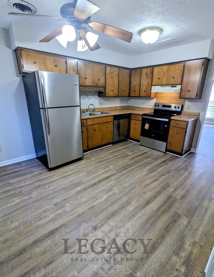 1034 Brookview Dr #14D - Photo 4 of 9