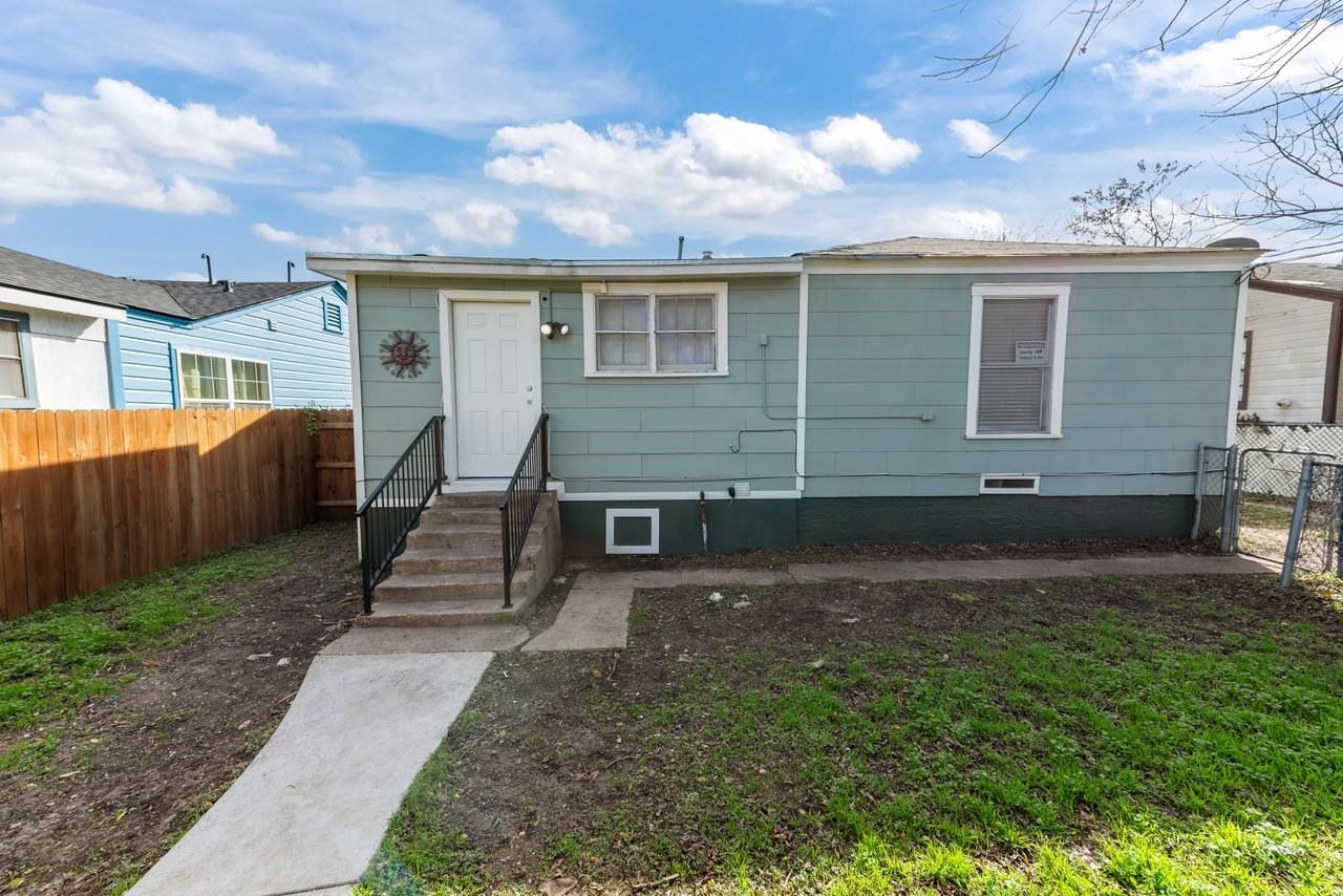 2609 Herring Ave #1 - Photo 3 of 26