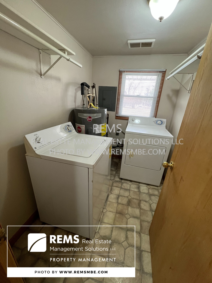 151 W Adams St #1 - Photo 5 of 10