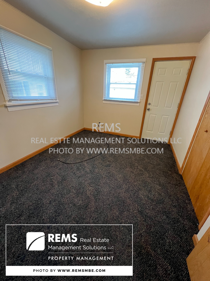 151 W Adams St #1 - Photo 6 of 10