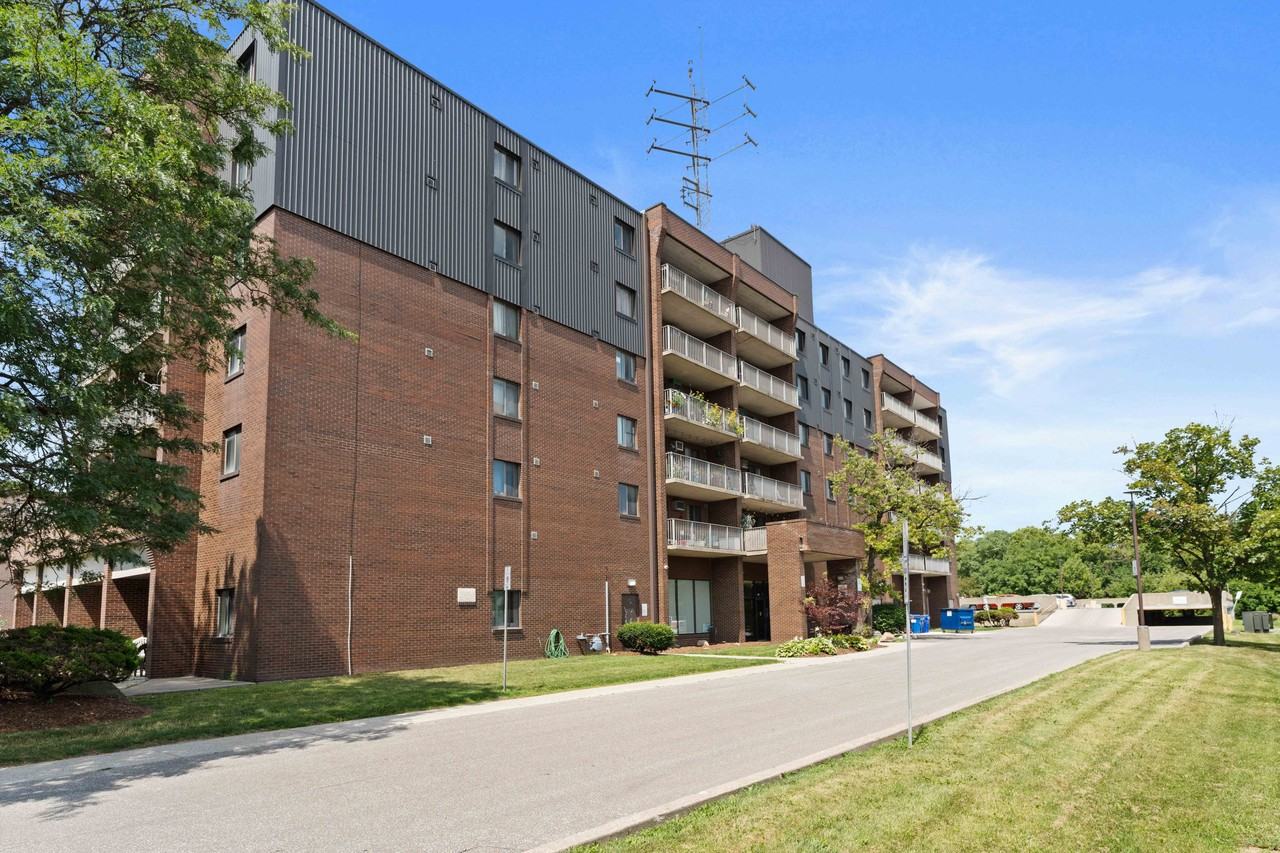 Place Tecumseh Apartments - Photo 3 of 24