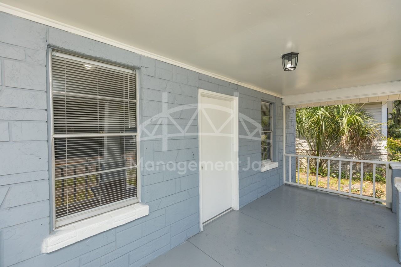 622 E 63rd St #1 - Photo 3 of 21