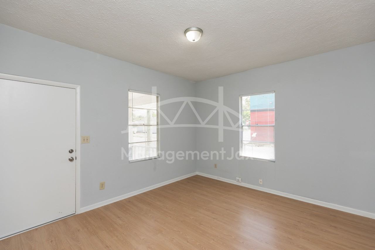 622 E 63rd St #1 - Photo 4 of 21