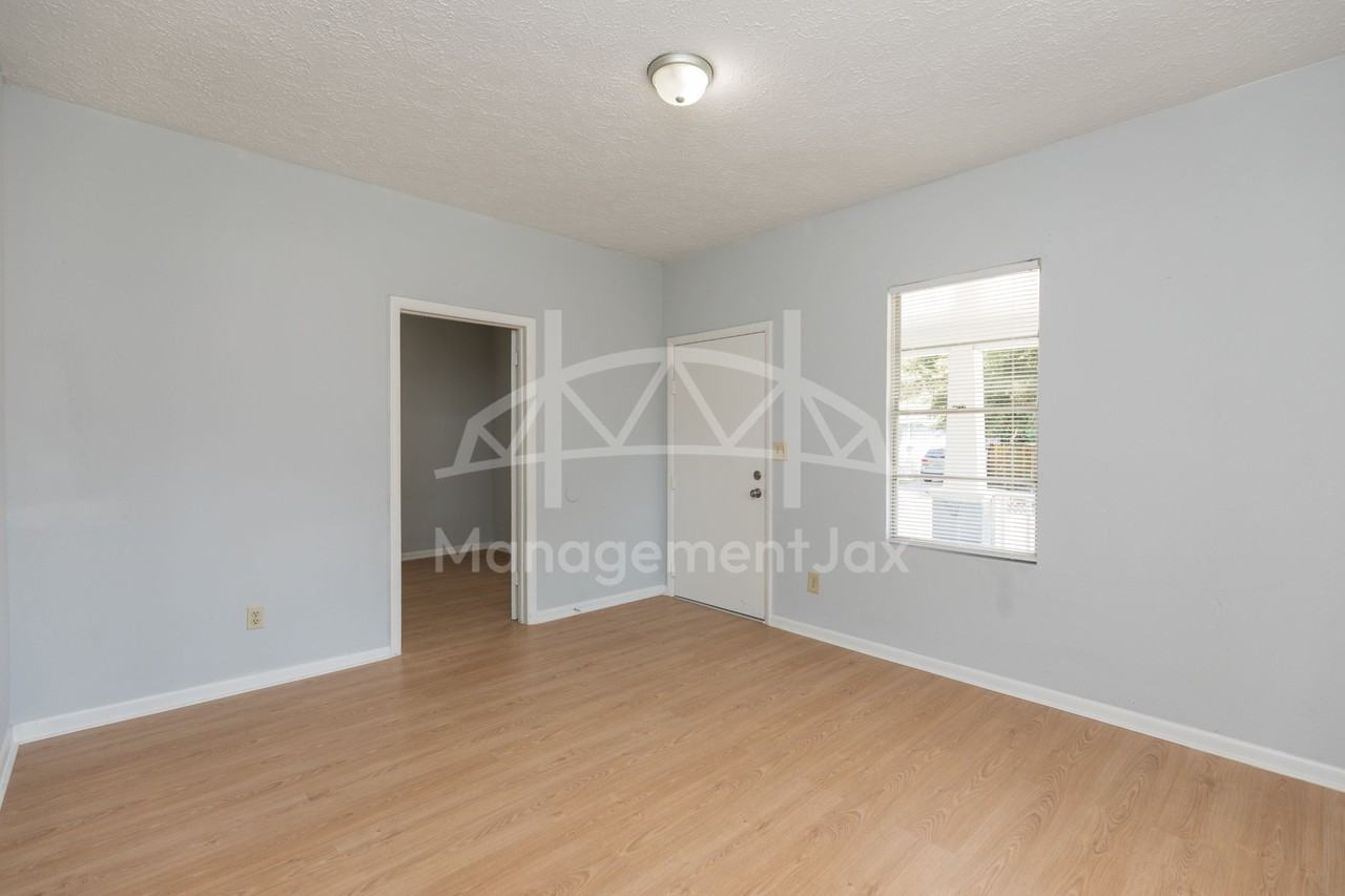 622 E 63rd St #1 - Photo 5 of 21