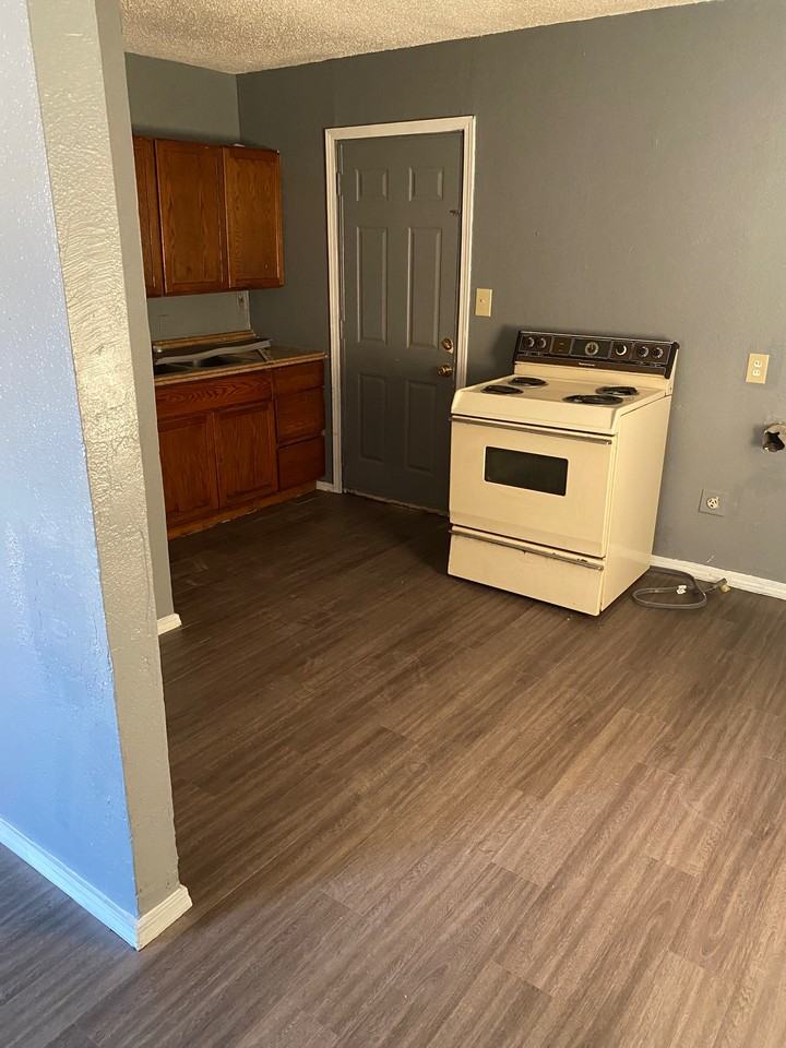 4320 Se 43rd St #1 - Photo 3 of 10