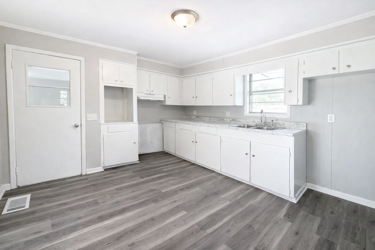 547 Holly Dr #1 - Photo 3 of 9