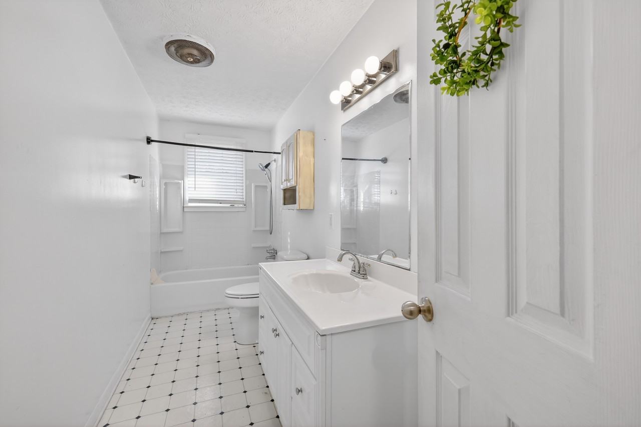 9404 Locust Creek Rd - Photo 7 of 10