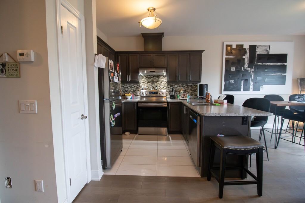 24 Manhattan Crt - Photo 4 of 36