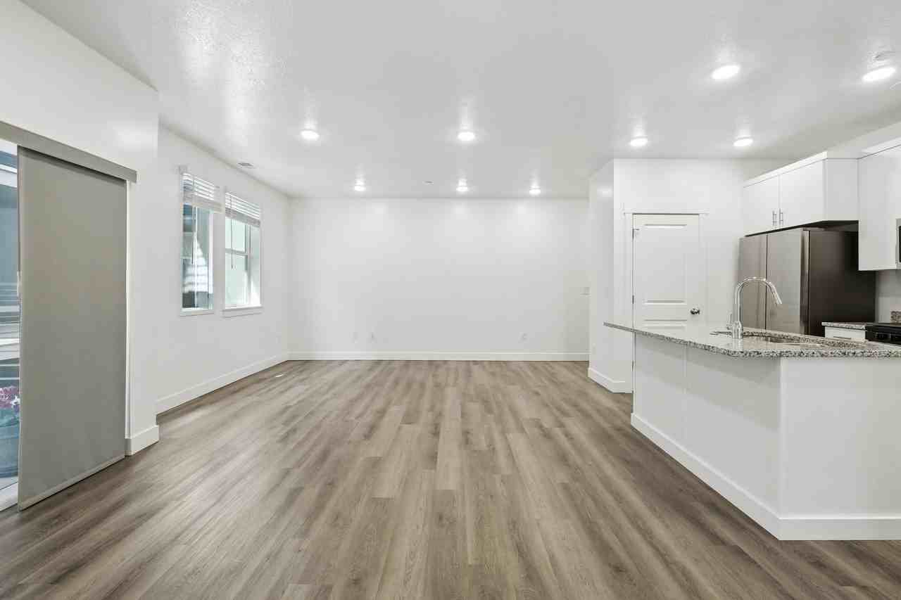 470 W 15 S #201 - Photo 5 of 28