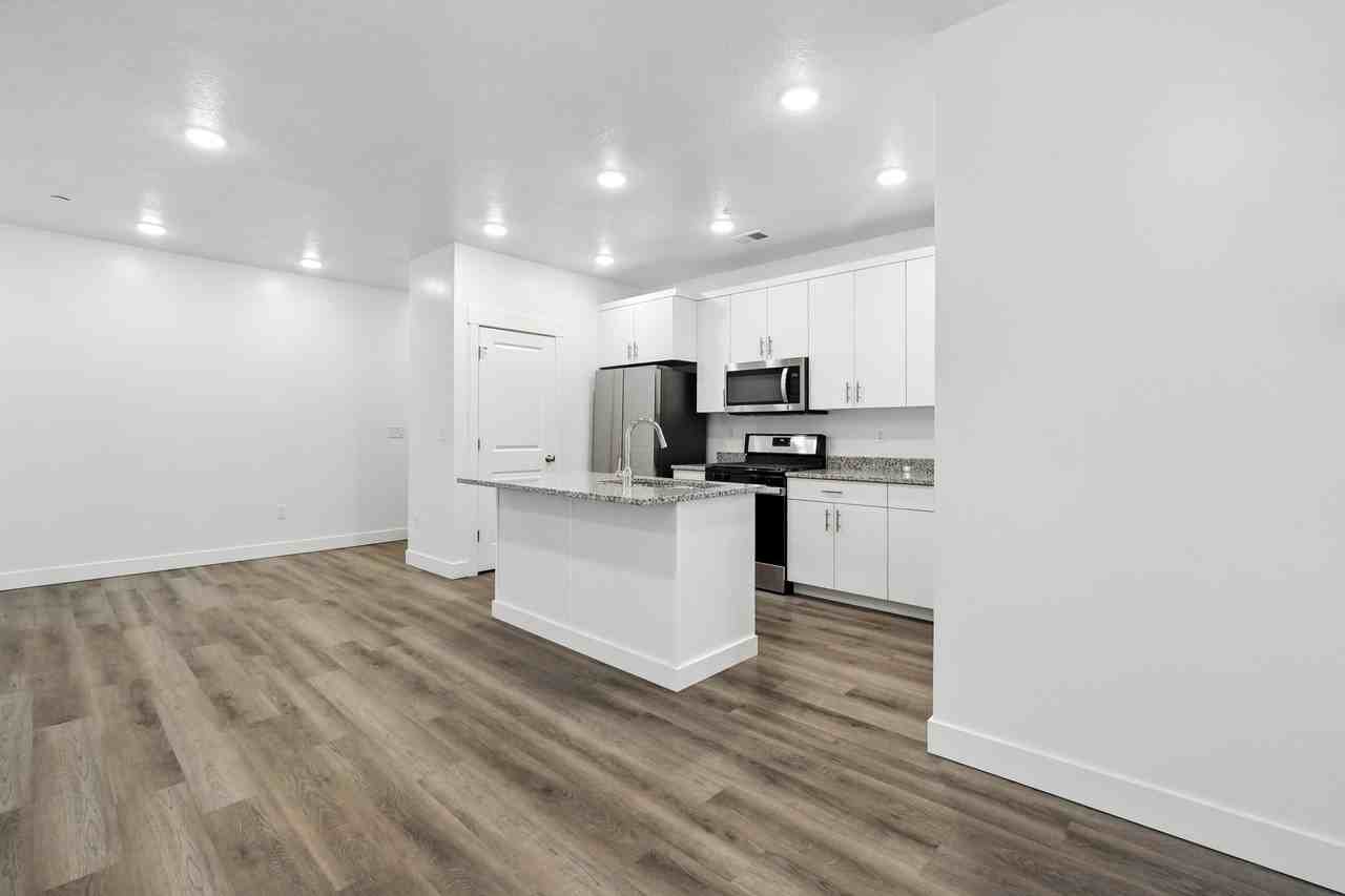 470 W 15 S #201 - Photo 7 of 28