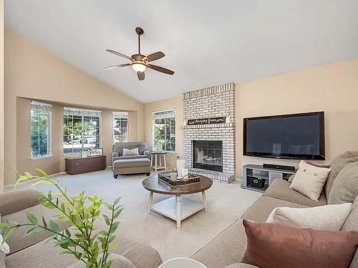 178 N Magnolia Ave #NA - Photo 3 of 24