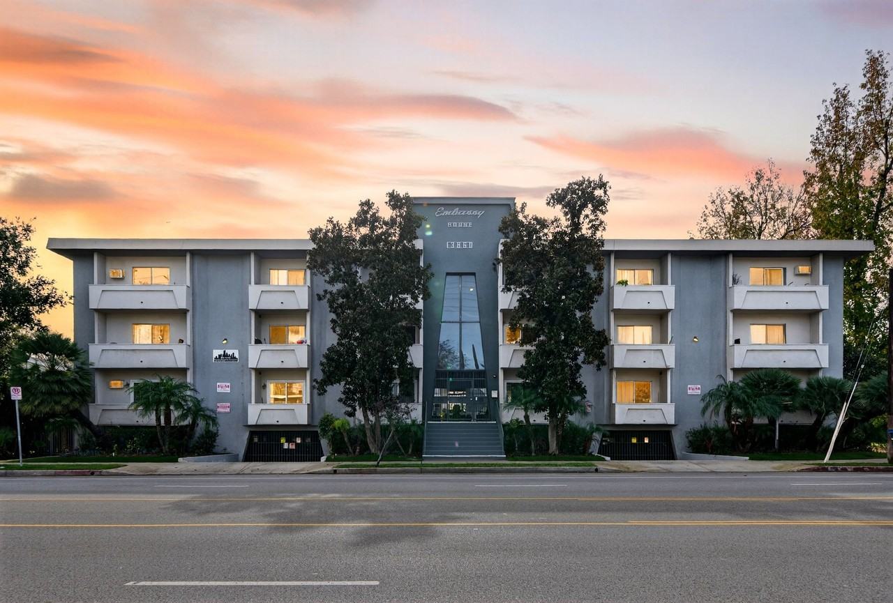 13860 Burbank Blvd - Photo 4 of 18