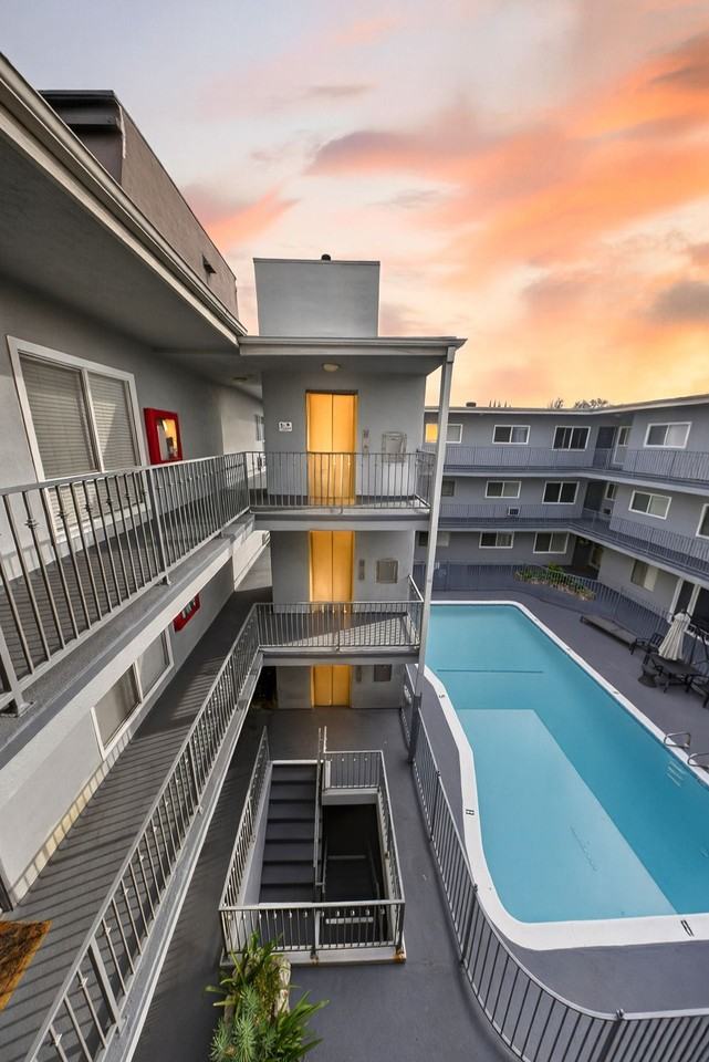 13860 Burbank Blvd - Photo 5 of 18