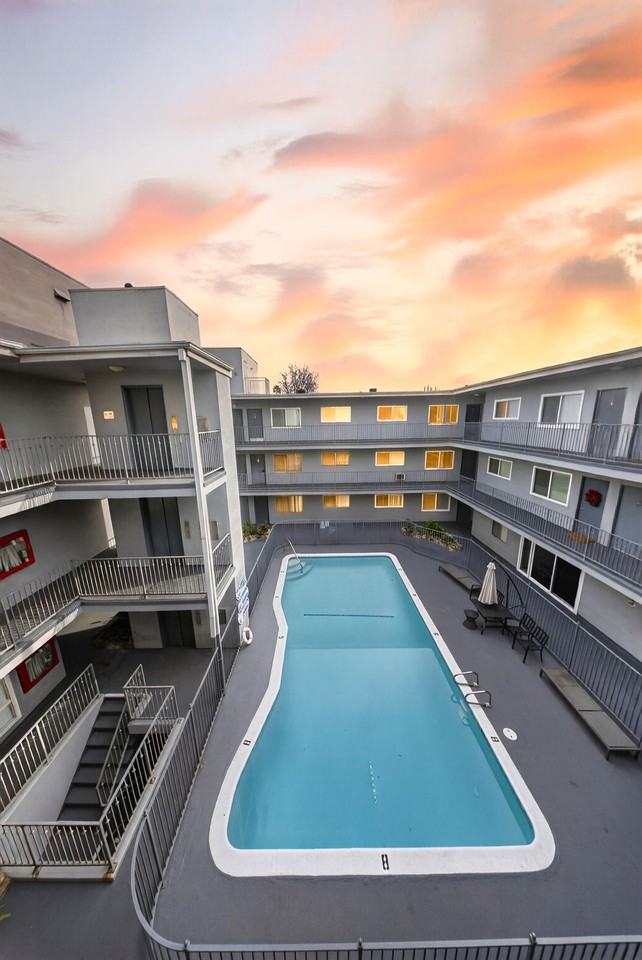 13860 Burbank Blvd - Photo 6 of 18