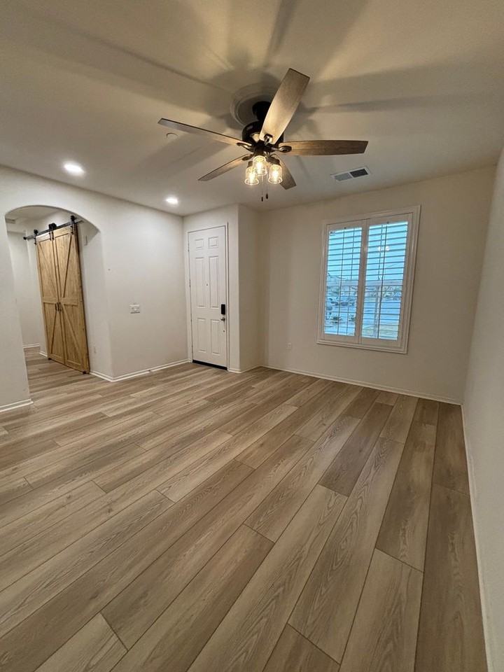 2512 Vista Del Mar Ln - Photo 2 of 22