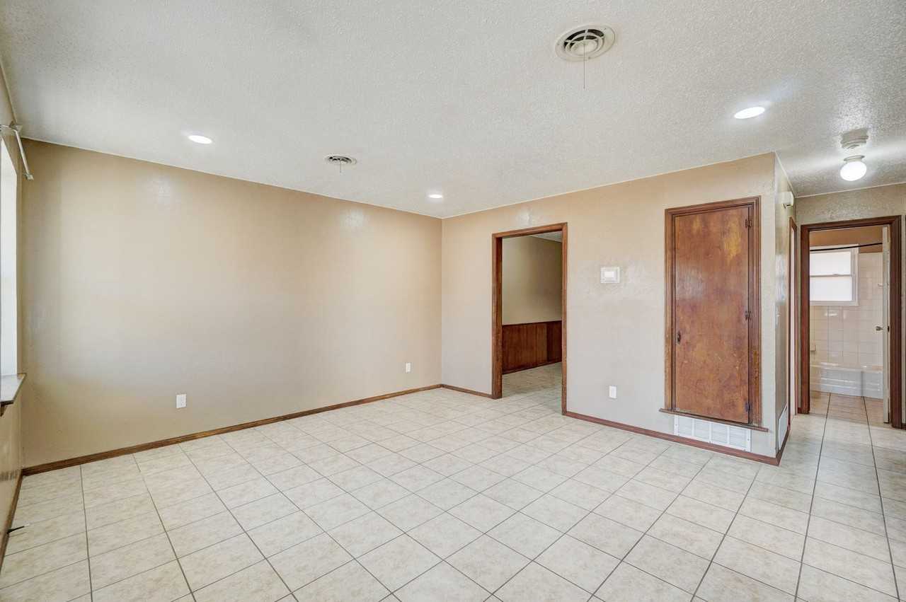 2709 Hawkin - Photo 2 of 9