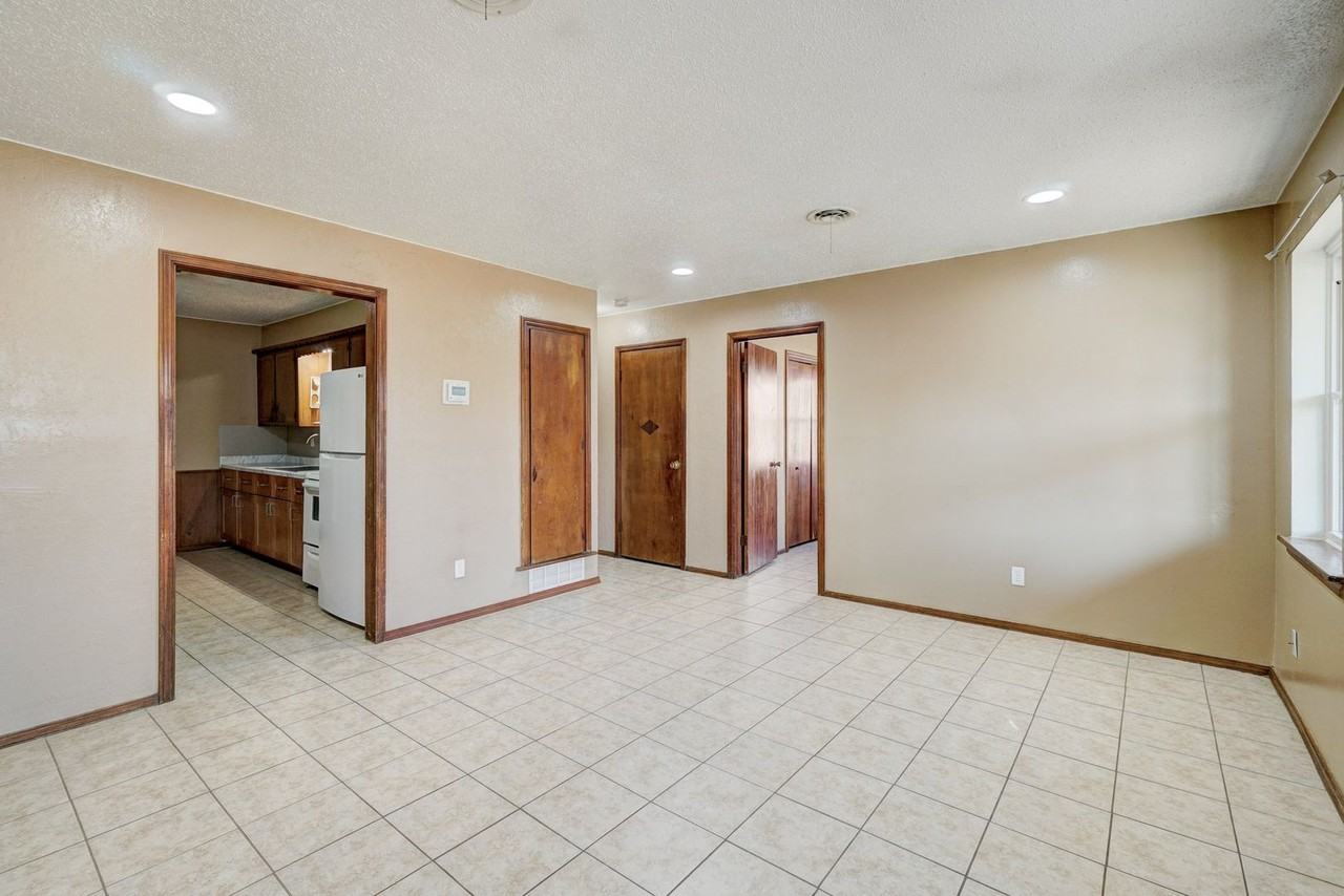 2709 Hawkin - Photo 3 of 9