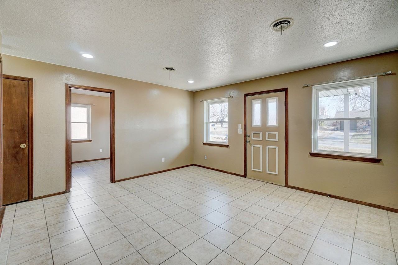 2709 Hawkin - Photo 4 of 9