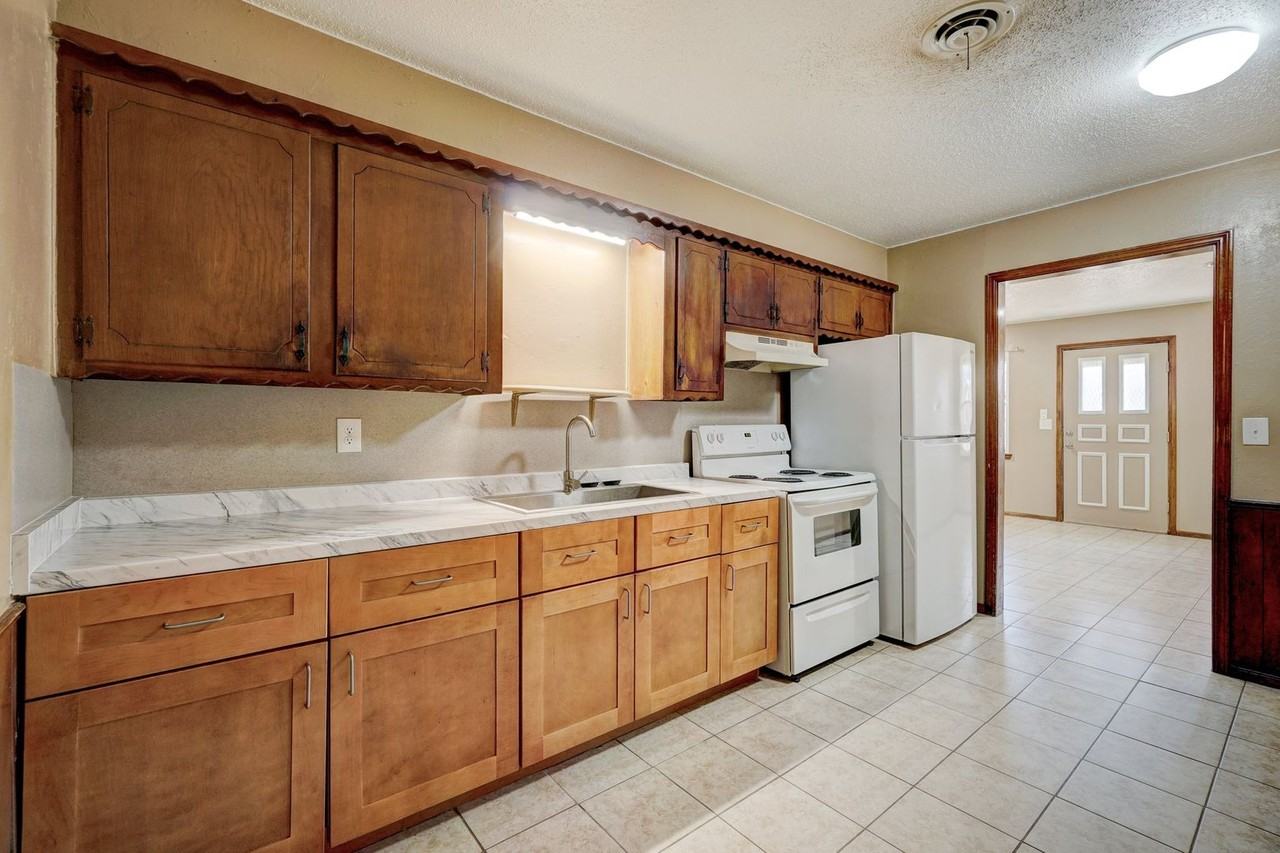 2709 Hawkin - Photo 5 of 9