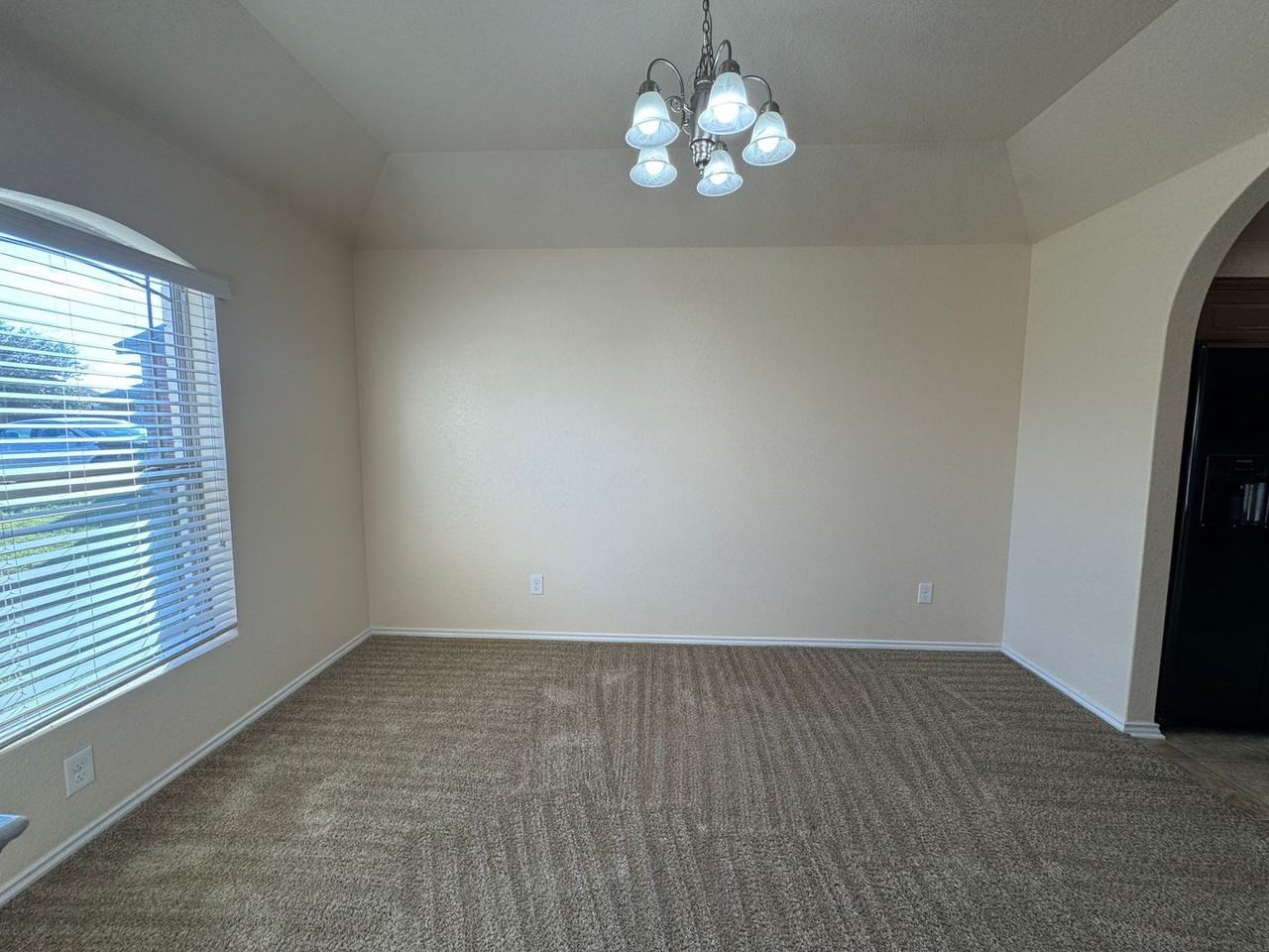 9901 Diana Dr - Photo 7 of 34