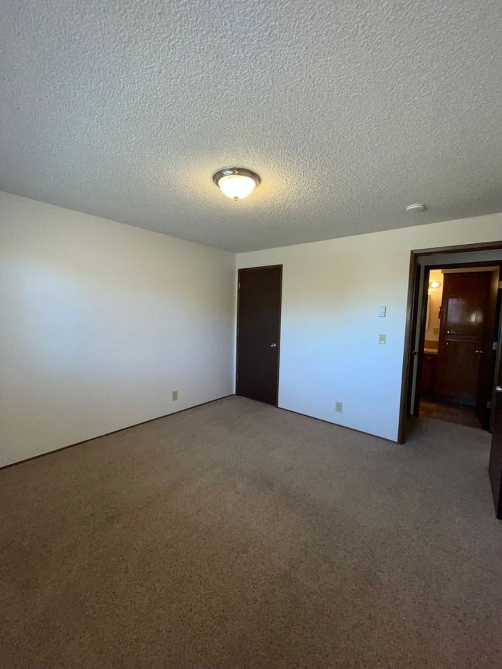 2481 Cherry Ave Ne - Photo 4 of 18