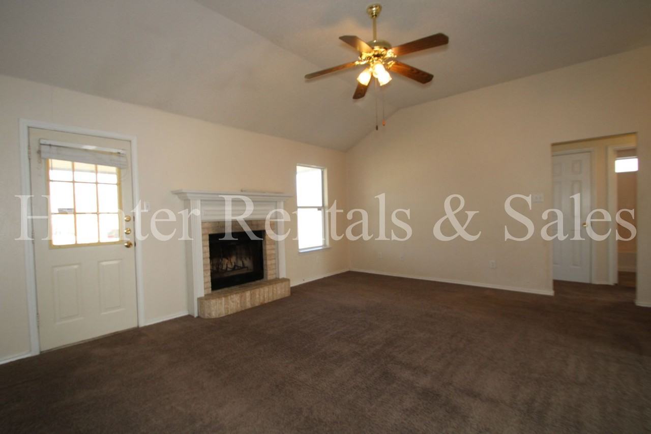 3605 Rainforest Ln - Photo 5 of 24