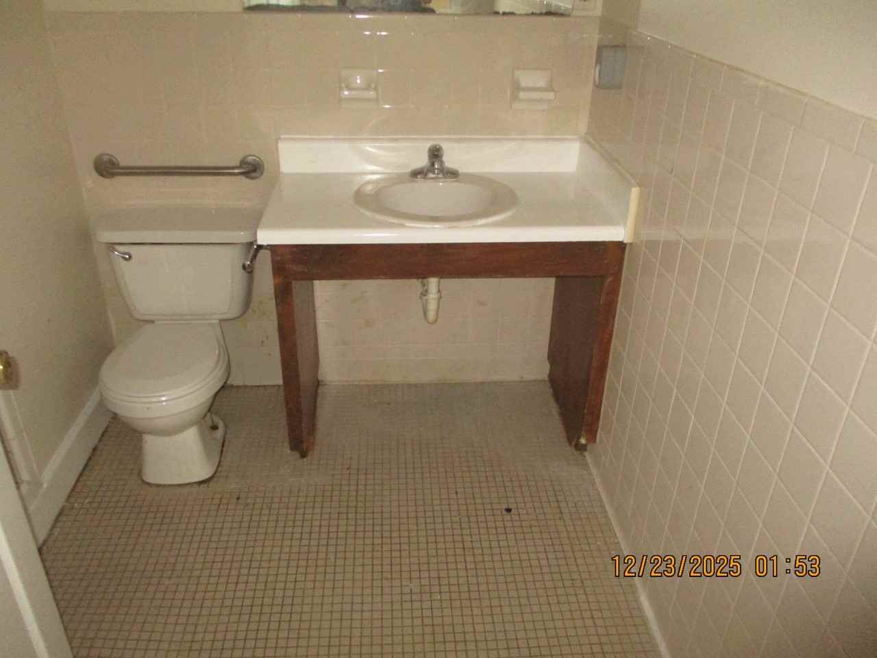 1121 University St Apt B - Photo 4 of 9