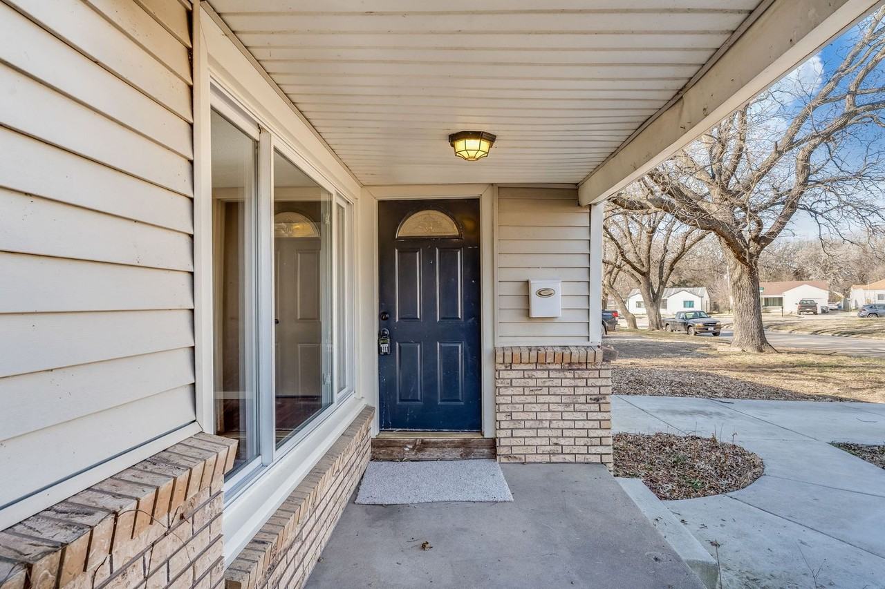 3007 E Southfork Ct - Photo 2 of 14