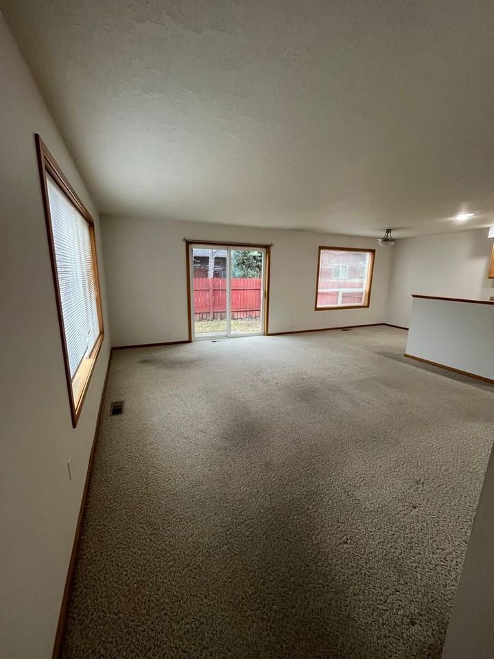 340 N Maple St - Photo 5 of 20