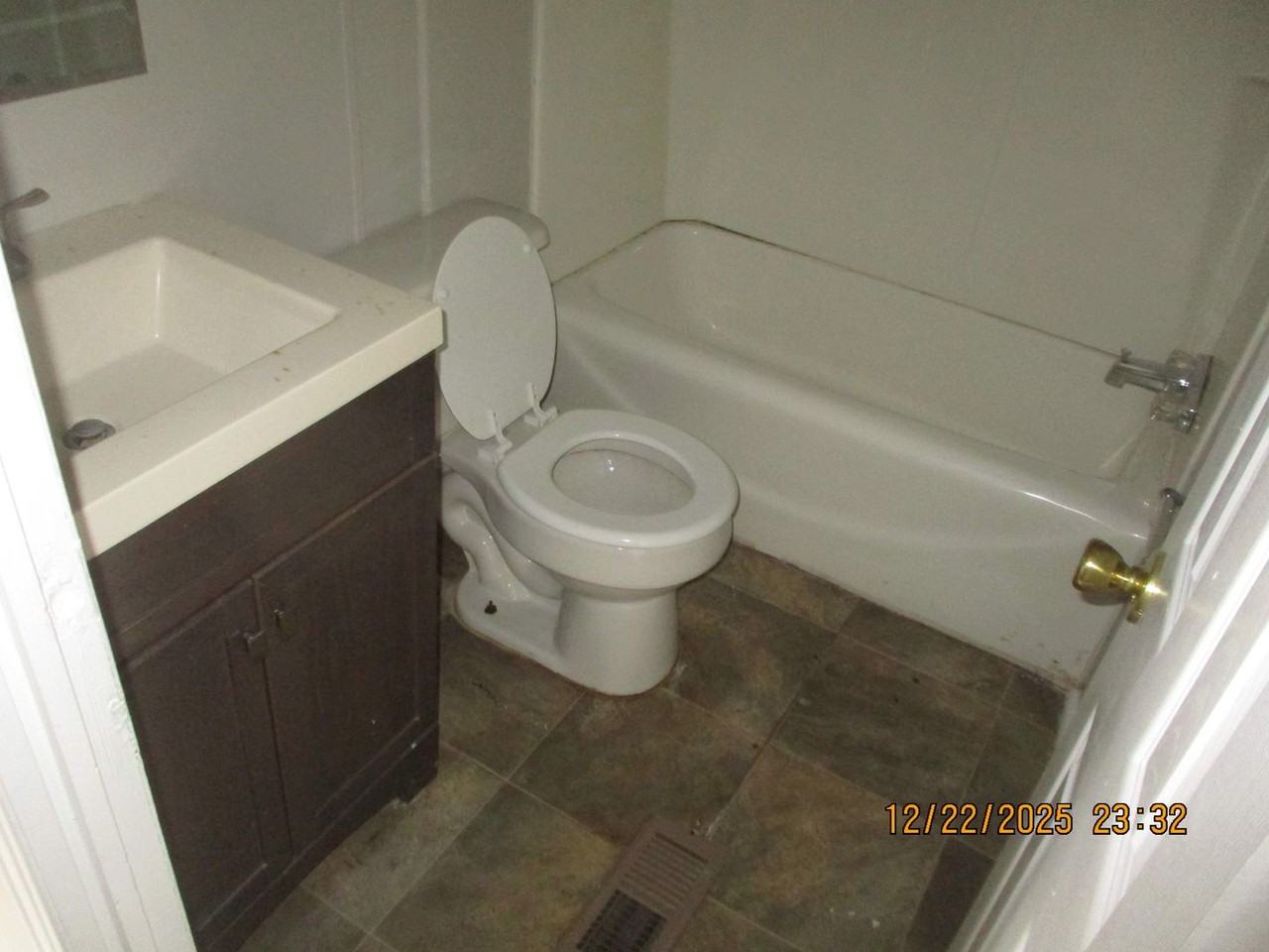 908 Westview Dr - Photo 3 of 7