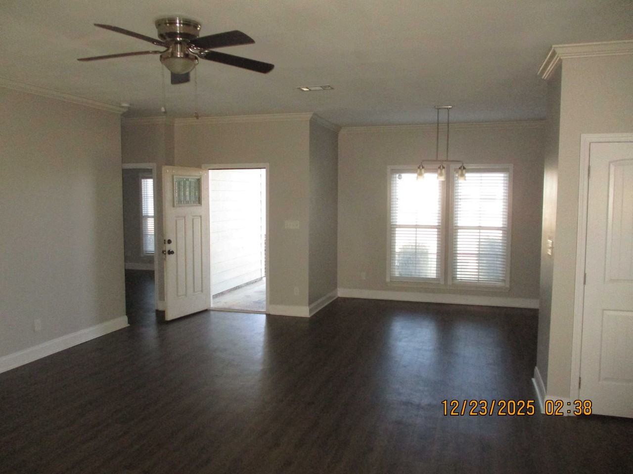 127 Live Oak Dr - Photo 3 of 10