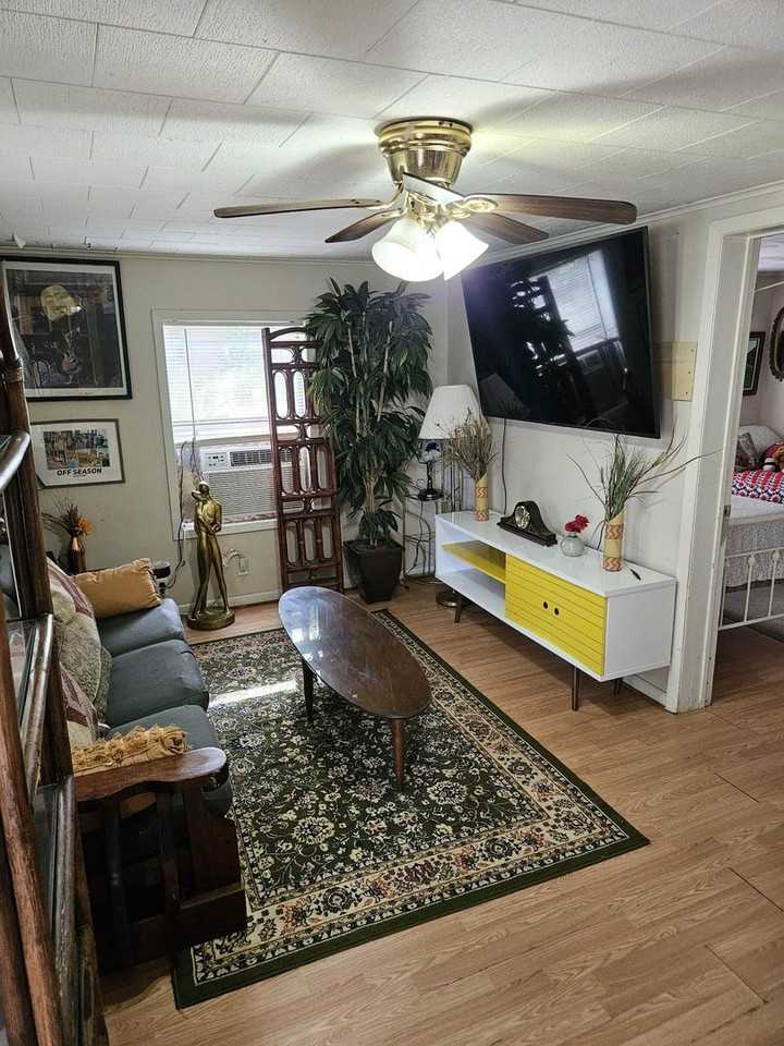 309 Pecan St - Photo 2 of 13