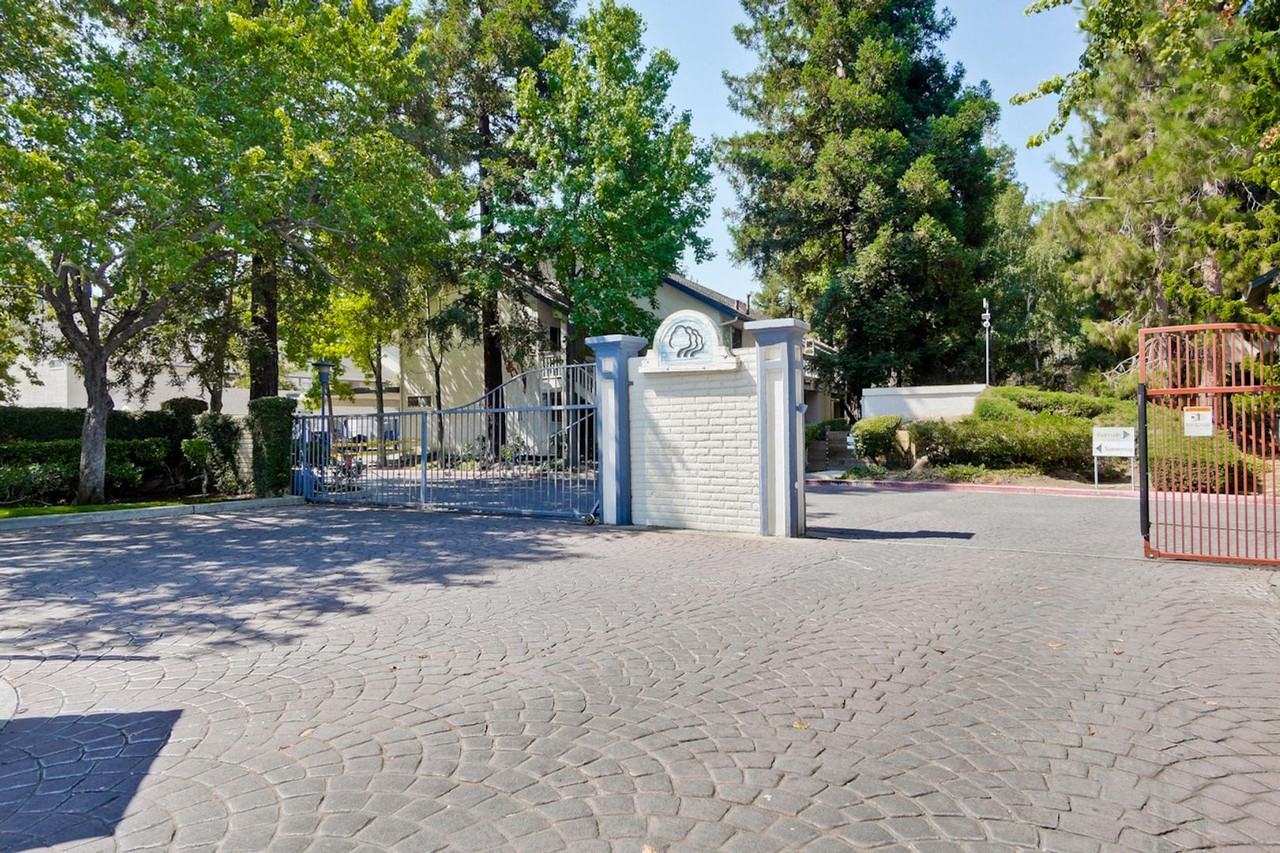 978 Summerplace Dr - Photo 3 of 50