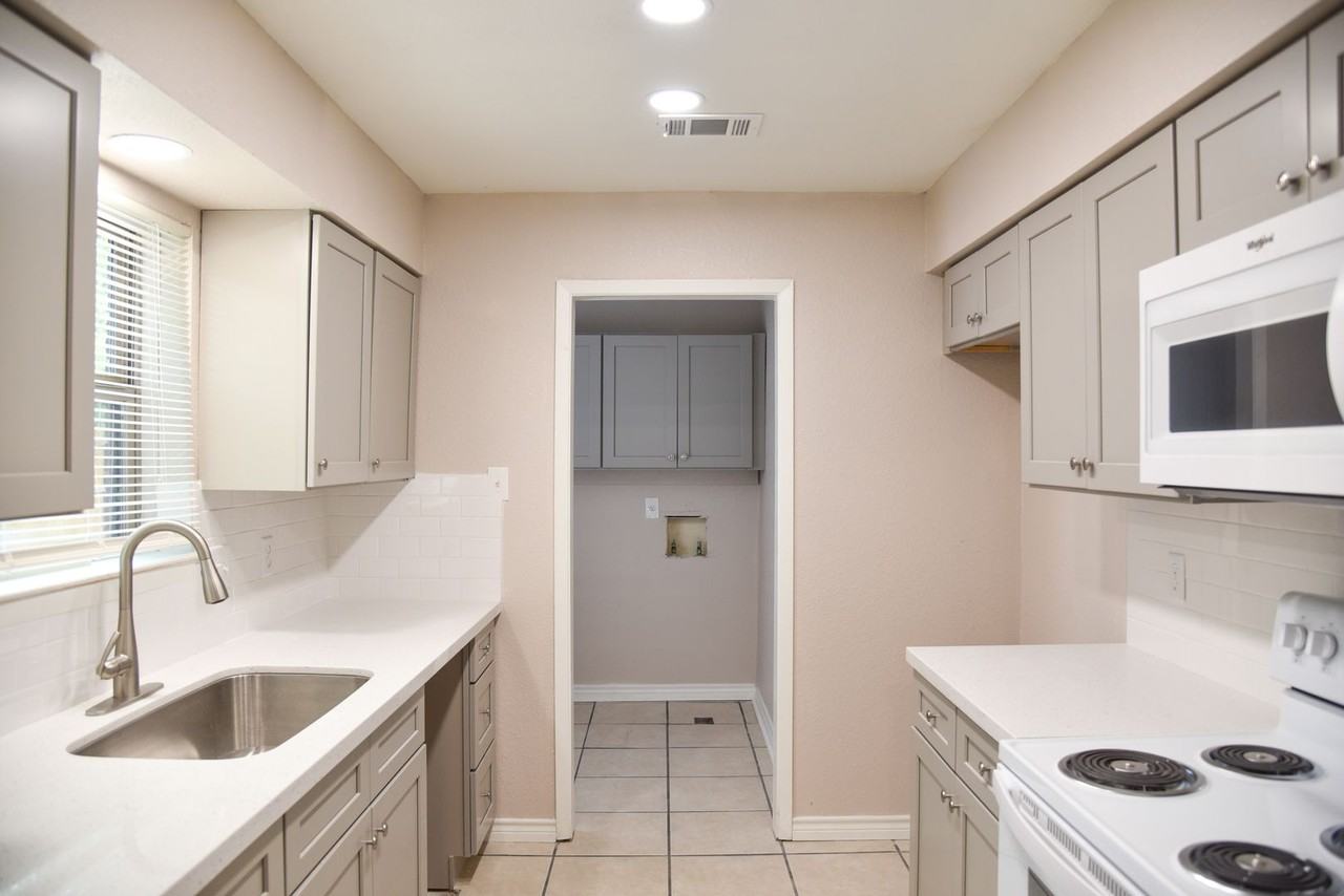 305 Amherst Cir - Photo 2 of 15